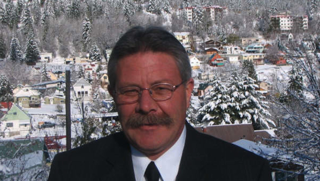 A man standing in front of houses; winter.
