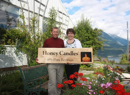 Roy and Leah Honkanen holding up a sign saying 