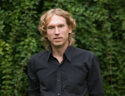 Rik Logtenberg standing in front of a tree